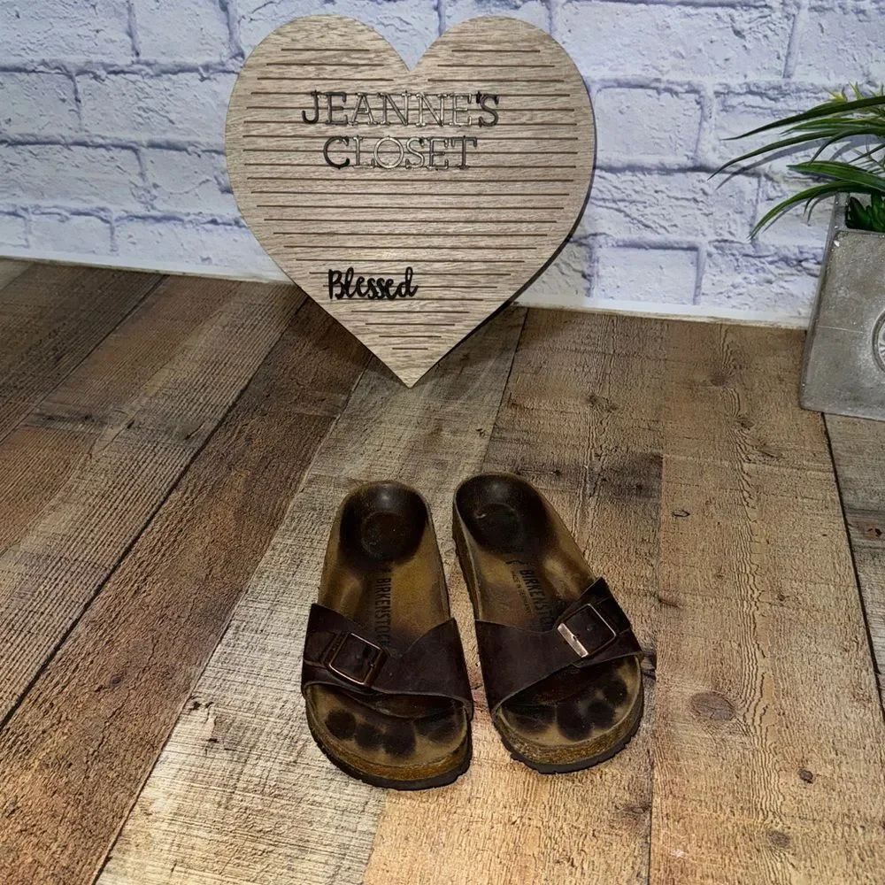 Birkenstock madrid brown sandals
Size 37 ladies 6